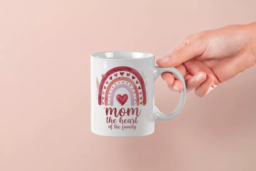 ’’Mom The Heart of The Family’’ Yazılı Suluboya Gökkuşağı Temalı Tasarım Kupa